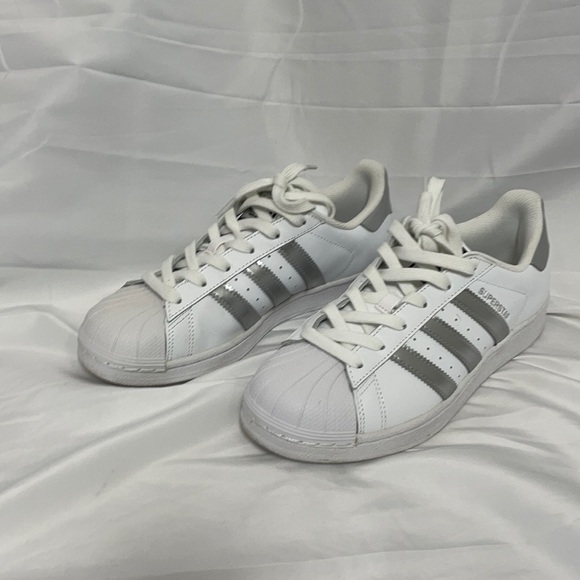 adidas shoes without stripes